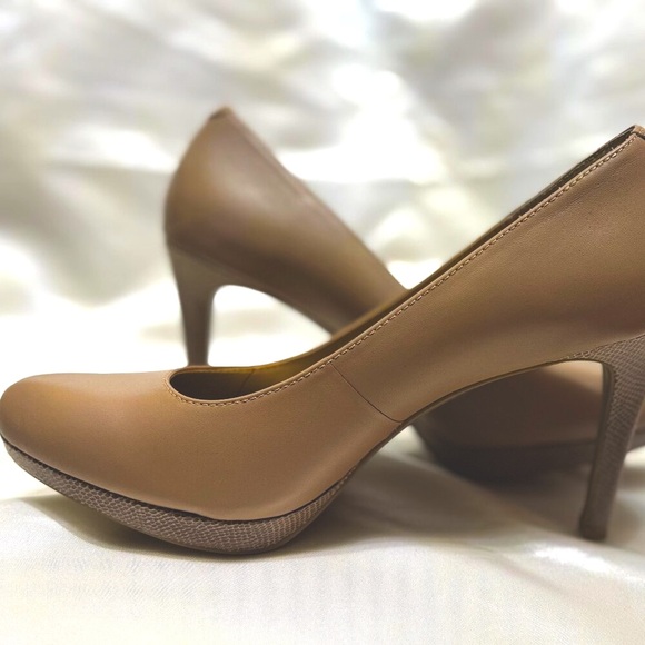"Me Too" Holly Tan/Beige Leather Pumps with a textured heel and platform. 9.5 4 - Picture 5 of 7